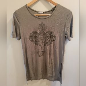 🌷2/$15 Streetwear Society elephant artwork top. Size medium.